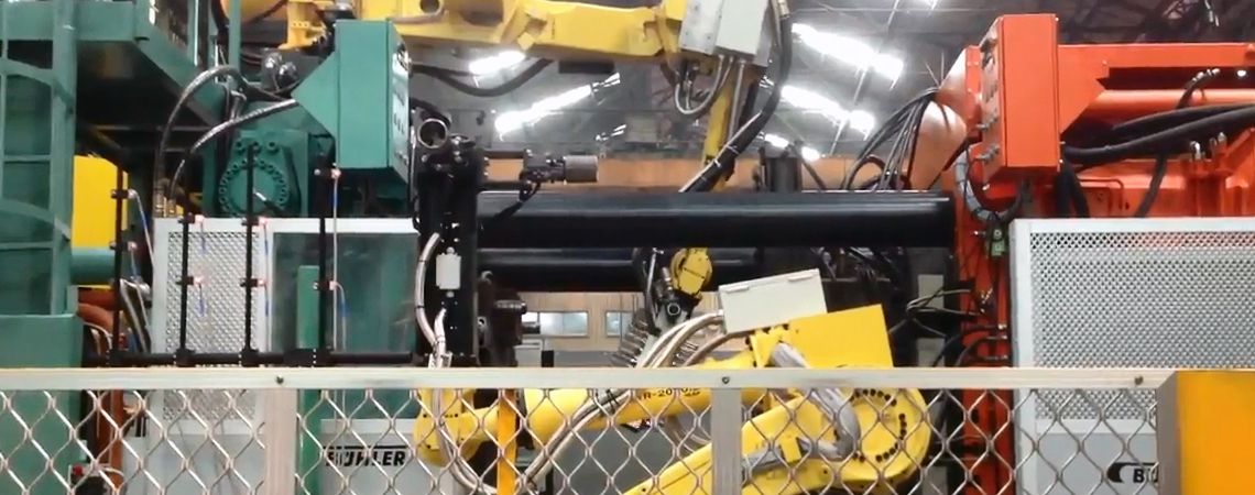 FANUC R2000iB/165F、R2000iB/165R機械手臂一同配合壓鑄機進行鑄件取出與離型劑噴塗