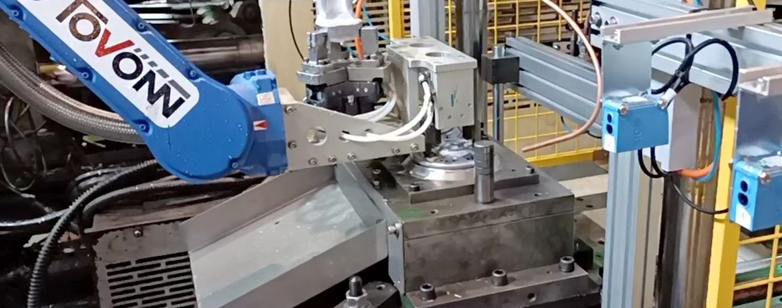 Hydraulic Edge Shearing Punch Press, Hydraulic Punch Press Machine - The Yaskawa motoman GP25 robotic arm places the castings on the hydraulic punch press